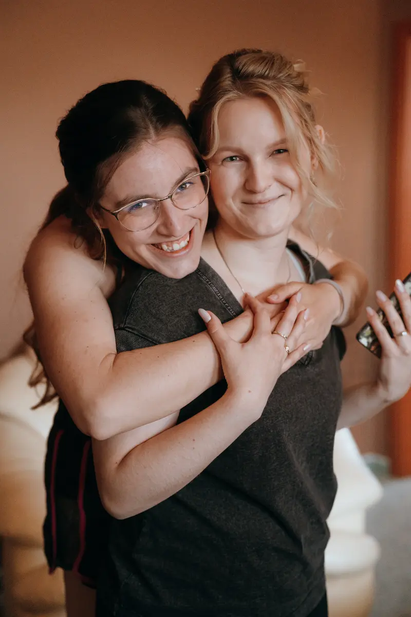 Nevěsta s kamarádkou