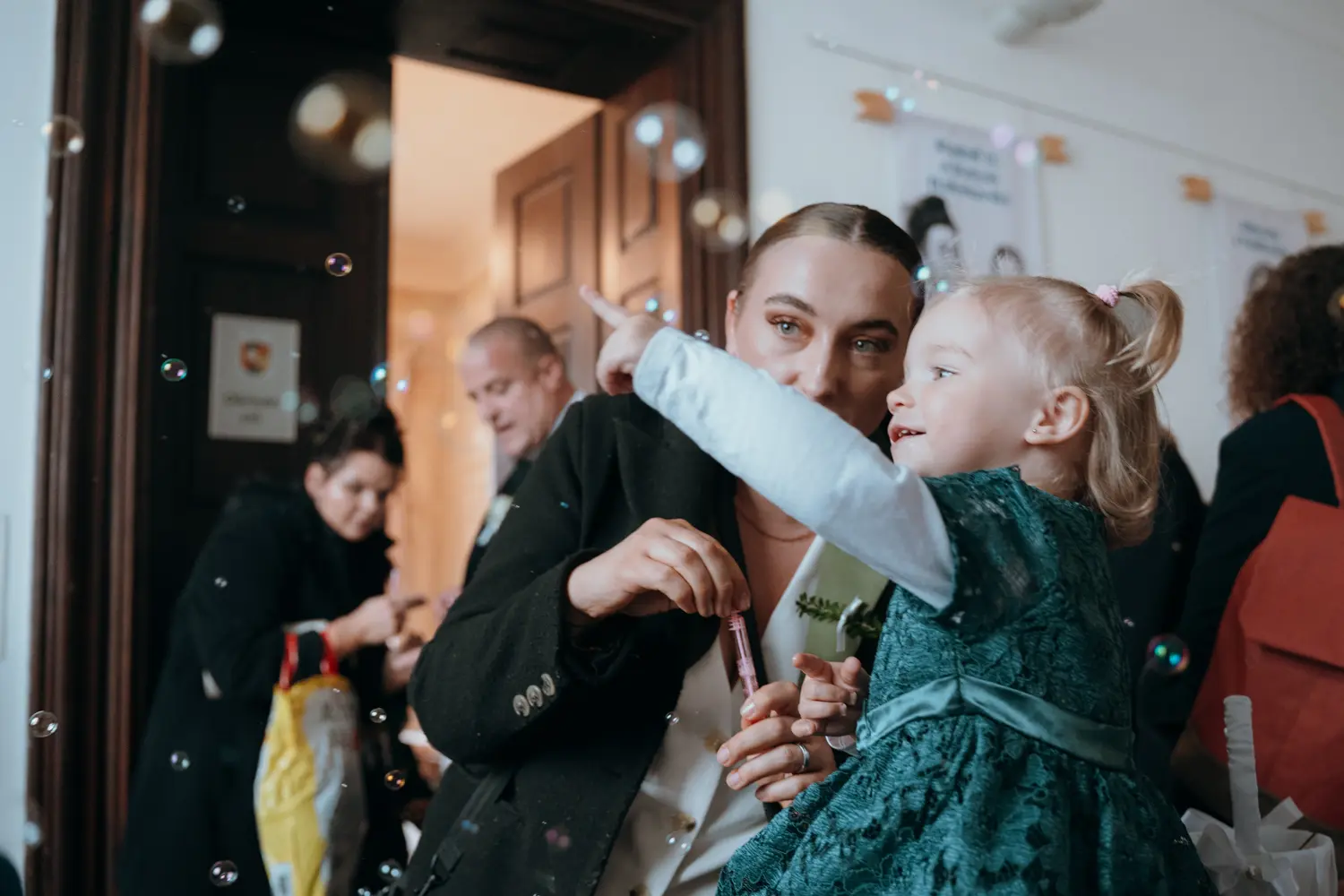 Děti tančí na svatbě