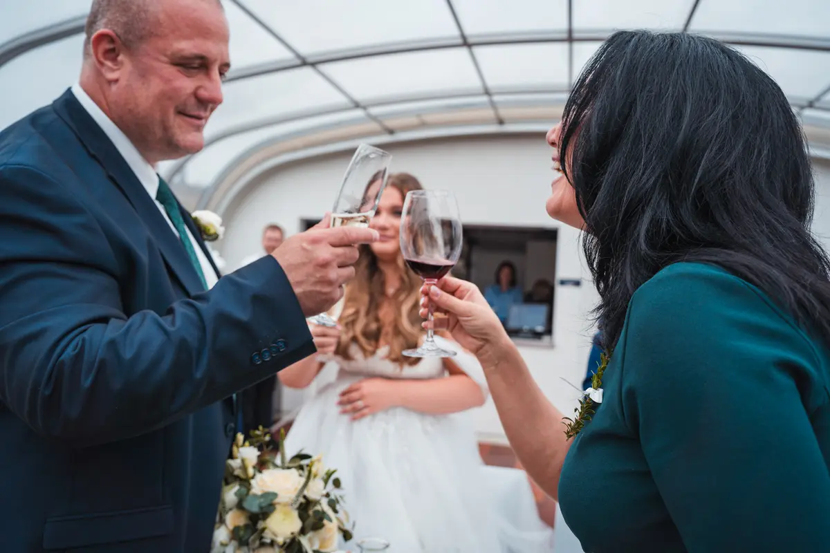 Nevěsta a ženich – radostný moment