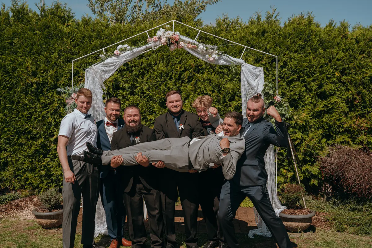 Ženich nesený kamarády – legrační moment