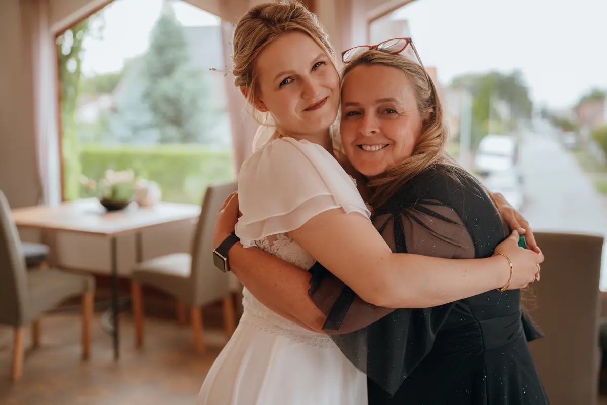 Novomanželé v přírodě