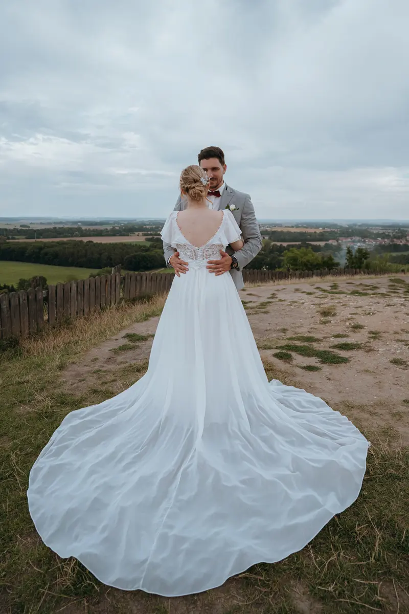 Nevěsta a ženich v romantickém prostředí