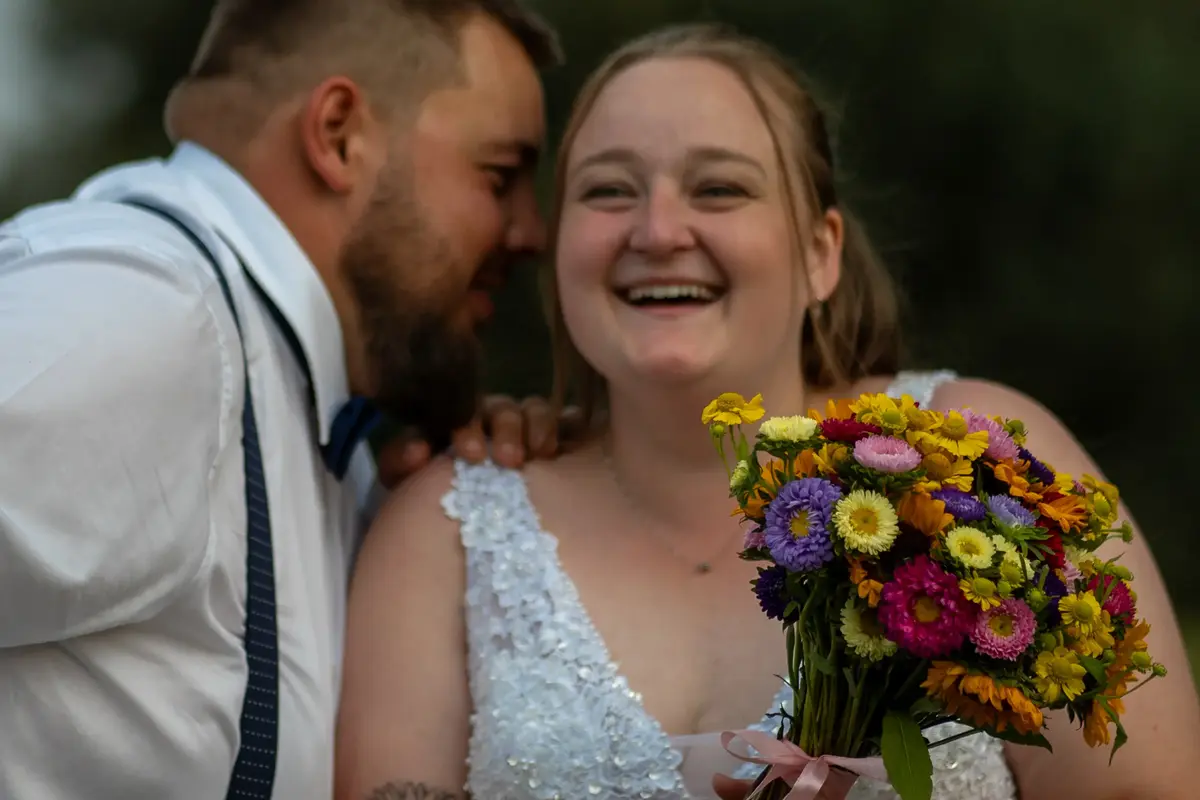 Polibek novomanželů v přírodě