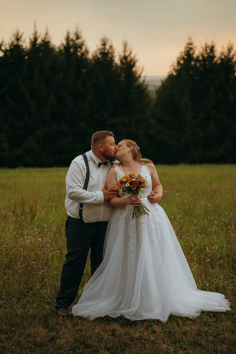 Novomanželé v přírodě při západu slunce