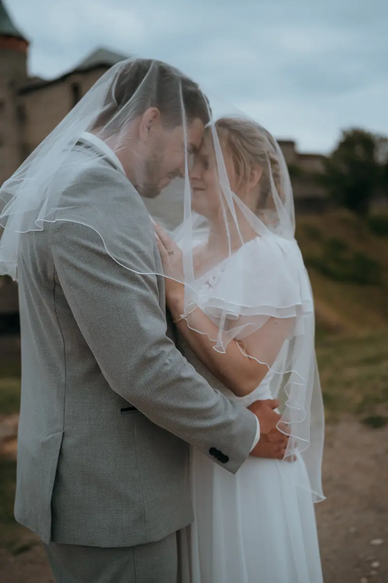 Novomanželé tančí na oslavě