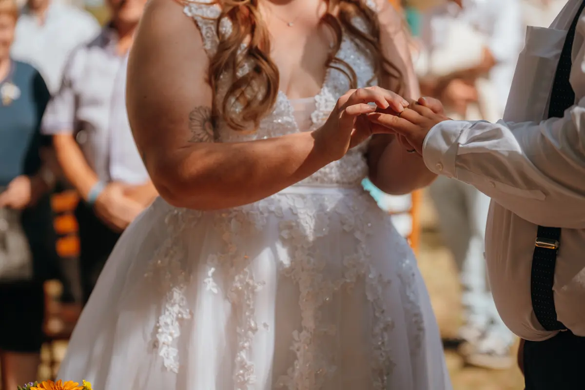 Výměna snubních prstenů při obřadu