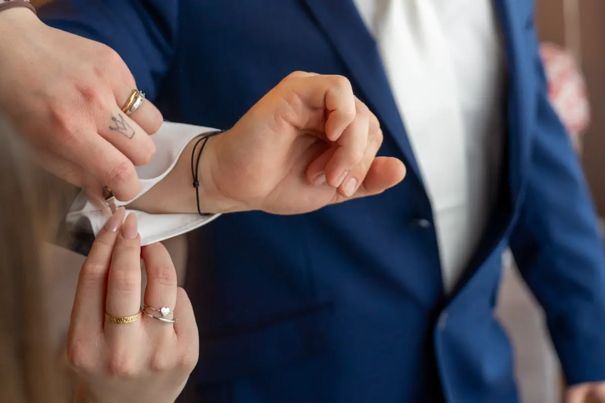 Přípravy ženicha – manžetové knoflíčky